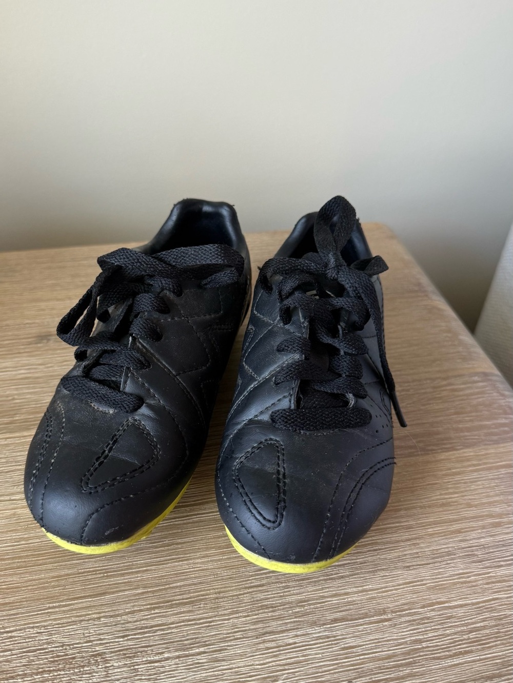 Umbro Black Kids Sneakers with Yellow Accents